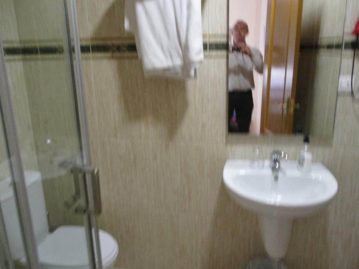 Hostal Becares بالينثيا المظهر الخارجي الصورة