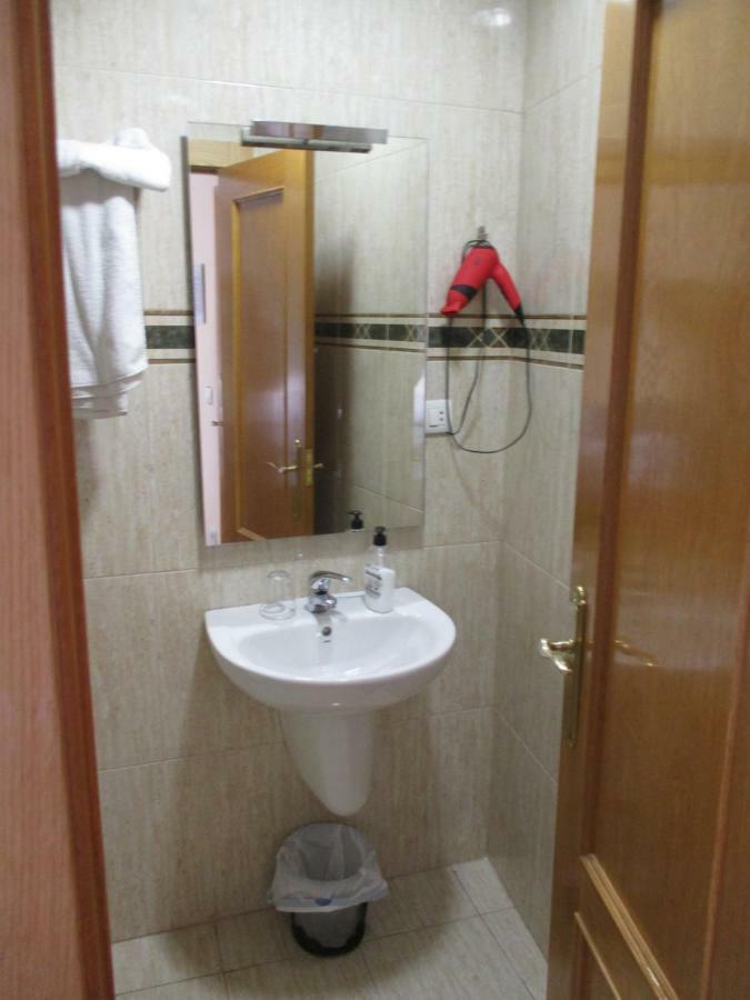 Hostal Becares بالينثيا المظهر الخارجي الصورة
